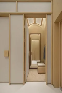 一間現代卧室，木地板和棕色地毯，床和柔軟、柔和的燈光
