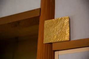 一間木櫃的門上掛有一個金色裝飾，門口處充滿著溫暖和歡迎的氣氛