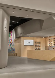 一間木櫃櫃台的鞋店，背景照明 dimly lit，牆上有電視，周圍有展示的鞋子