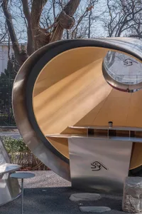 現代餐廳空間，木質牆、銀色樣式、餐桌和椅子在時尚的環境中