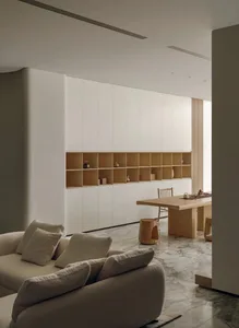 舒適的客廳，沙發、椅子和餐桌，白牆和木地板，溫暖的柔和燈光