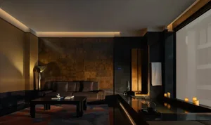 舒適現代客廳，擺放著沙發、椅子和餐桌，採用木、玻璃和金屬材料、昏暗燈光
