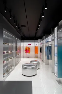 一個現代鞋店，擁有大敞朗空間、黑色天花板和良好的照明條件下的組織鞋子展示區