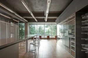 一間大型敞開的餐廳，具有現代設計、白色材料、自然光線從闊大的窗戶中流入