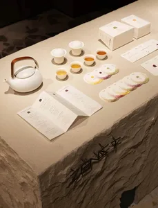 餐廳中的木桌，裡面擺放著茶壺、杯子和碗，呈現出視覺上的吸引力，邀請著愜意的用餐體驗