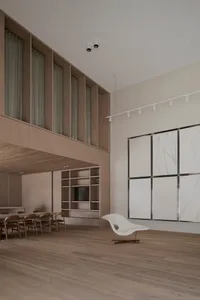 現代開放式客廳，木地板，餐桌，沙發，椅子，電視，柔和的燈光，溫馨的氣氛
