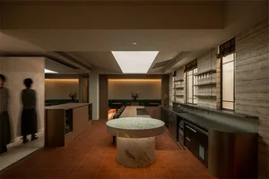 現代廚房,有光澤的馬賽克石材,大型窗戶和各種家電,使得廚房充滿光明和歡迎的氣氛