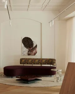 溫馨的現代客廳，沙發、椅子和地毯，裝飾著一幅畫作，自然光線從窗戶中照進來