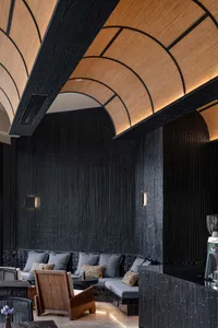 中央擺放沙發與單椅的黑白客廳，營造溫馨舒適的氛圍