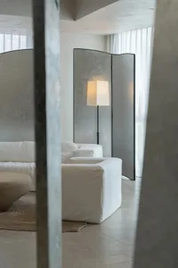 現代客廳配白色沙發與單椅，採光充足且溫馨，營造舒適放鬆的氛圍