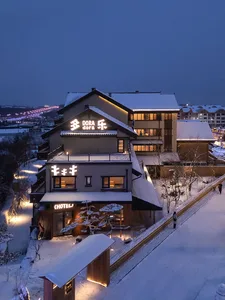 一座融合多種建築風格的大型酒店建築，坐落於寧靜雪景環繞的山野
