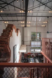 一間光線充足的房間，擁有磚牆與地板、餐桌和椅子，為空間增添鄉村風情