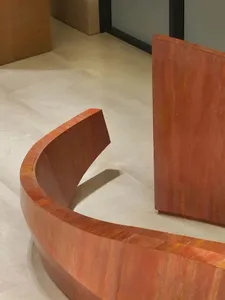 溫馨的客廳空間，擺放紅色長椅與相應牆面，沐浴在自然光線與溫暖氛圍之中