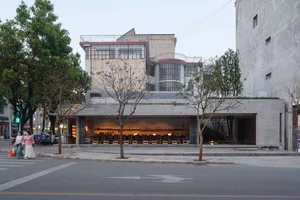 現代辦公空間，擁有大型玻璃牆、木質家具與溫暖氛圍，鼓勵社交互動與合作