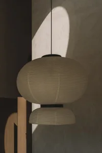昏暗照明的現代客廳，配有白色編織燈具與簡潔線條