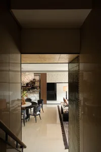 光線充足的現代風格客廳，配置餐桌、餐椅、沙發及各式裝飾品，大面窗戶引進自然光線