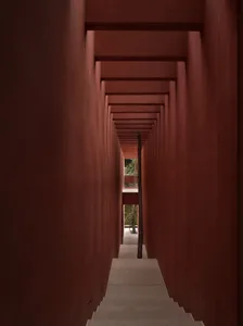 狹窄走廊，紅磚牆面、昏暗燈光，營造沉鬱氛圍