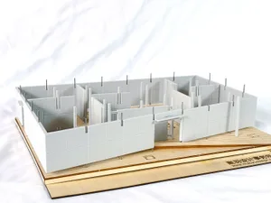 White architectural foam model of a residential interior layout mounted on a wooden display base with Chinese text.