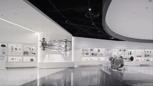 現代航空博物館展廳內部，懸掛飛機部件、牆面技術展示、拋光混凝土地板，以及戲劇性的弧形天花板。