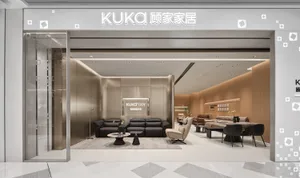 現代家具展廳內部，陳列黑色與米色皮革沙發、圓形大理石茶几，以及在明亮嵌燈照明下的淺木質板牆。