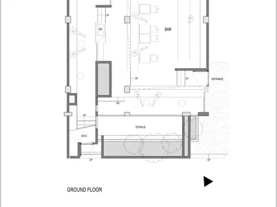 現代餐廳與酒吧的一樓建築平面圖，標示有酒吧區、露台、電梯、服務空間及多處座位配置。
