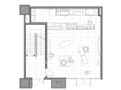 現代開放式公寓的建築平面圖，顯示廚房、客廳、餐廳、樓梯以及標示活動區域的多個人形圖示。