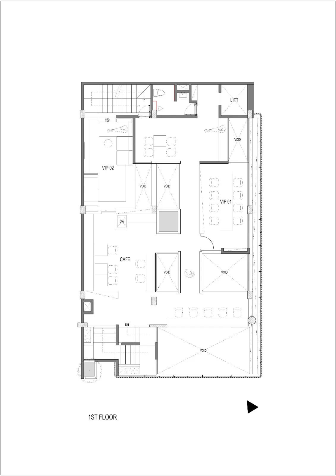 黑白建築一樓平面圖,標示 VIP 01、VIP 02、咖啡廳座位、電梯、樓梯以及多處挑空空間。
