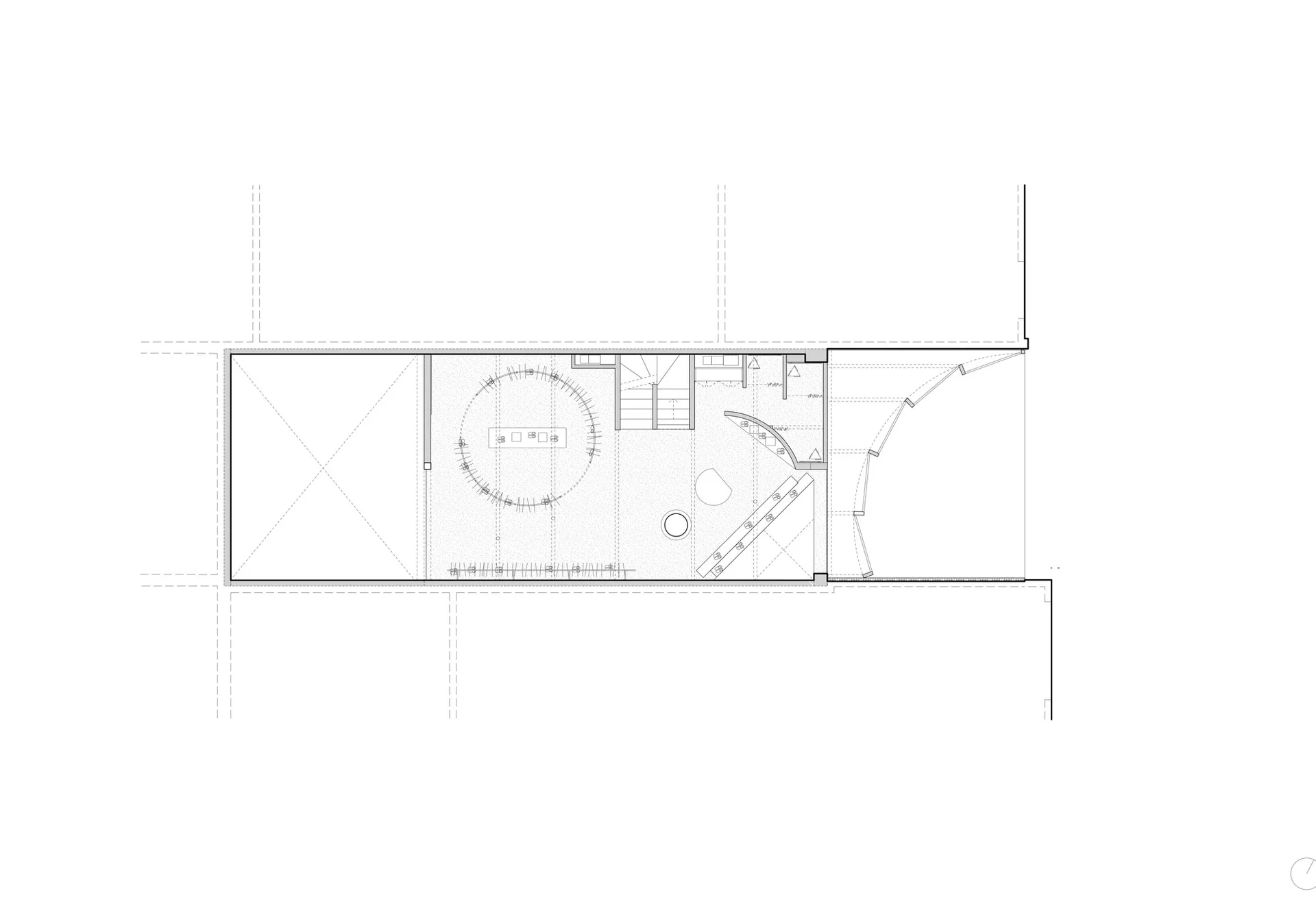 黑白建築平面圖,顯示現代住宅一樓配置,包含大型圓形中庭、樓梯與多個機能區域。