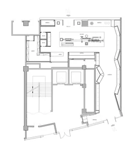 黑白建築平面圖，展示一間具有曲線牆面、展示區、更衣室與樓梯的現代零售藝廊。