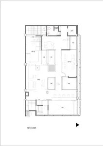 黑白建築一樓平面圖，標示 VIP 01、VIP 02、咖啡廳座位、電梯、樓梯以及多處挑空空間。