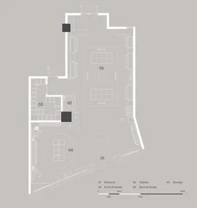 單色零售店建築平面圖，標示入口、收銀台、儲藏室、前場圓形咖啡區以及後場展示區域，並附有比例尺。