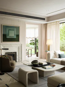 現代客廳室內設計，白色大理石壁爐、棕色泡芙扶手椅、米白色沙發、弧形大理石茶几，以及通往花園的大型玻璃門。