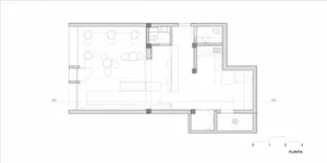 黑白建築平面圖，顯示L型餐廳，包含用餐桌椅、廚房、廁所與服務檯，附有公尺比例尺。